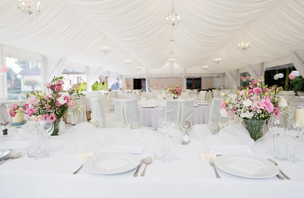 JAK ZORGANIZOWAĆ NIEZAPOMNIANE WESELE W NAMIOCIE?