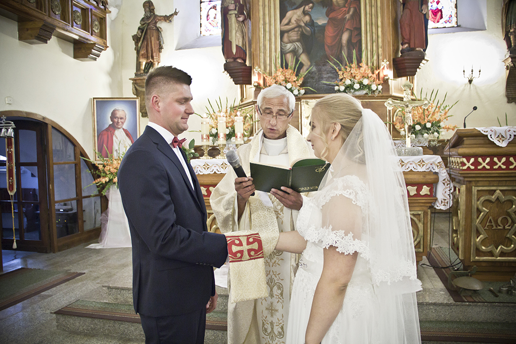 PRAKTYCZNY PORADNIK NA UDANE ZDJĘCIA ŚLUBNE Z KOŚCIOŁA (zdjęcie 10)