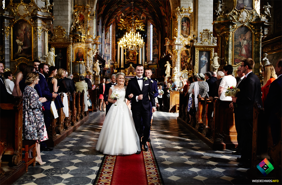 PRAKTYCZNY PORADNIK NA UDANE ZDJĘCIA ŚLUBNE Z KOŚCIOŁA (zdjęcie 15)