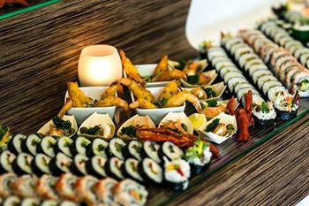 Źródło: https://www.internetowetargislubne.pl/stol-rybny-na-wesele-sushi-na-wesele-stoly-rybne-na-imprezy-1096
