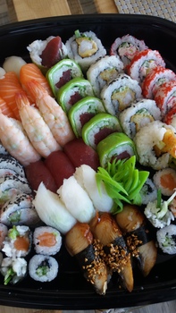 Źródło: https://www.internetowetargislubne.pl/sushi-na-weselnym-stole-893
