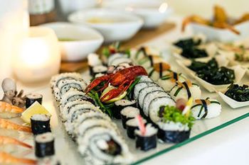 Źródło: https://www.internetowetargislubne.pl/stol-rybny-na-wesele-sushi-na-wesele-stoly-rybne-na-imprezy-1096
